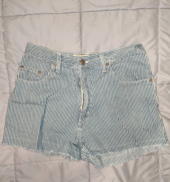 size 8/ A&F black and white striped denim booty sh
