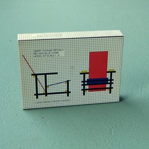 bellissimo raro originale vintage 1983 prima edizione GERIT RIETVELD sedia rossa e blu modello in miniatura kit scala 1:6