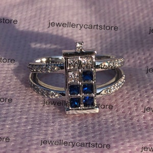 1 Karat TCW Princess Runder blauer Saphir und weißer simulierter Diamant Dr Who Inspirierte Damen Liebe Tardis Ring aus massivem Sterling Silber, 1927
