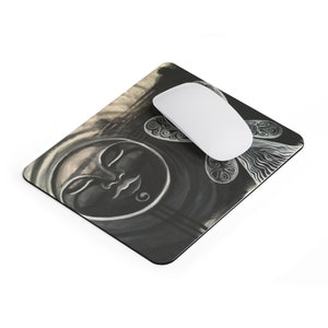 Puede incluir: Alfombrilla de ratón en blanco y negro con una ilustración estilizada de una cara y una mariposa. La cara está cerrada y serena.