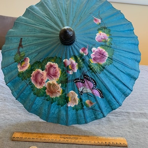 Ombrellone asiatico blu in miniatura con farfalla