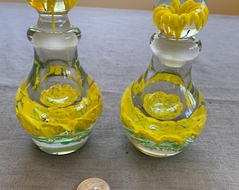 Par de frascos de perfume de vidrio artístico de color amarillo
