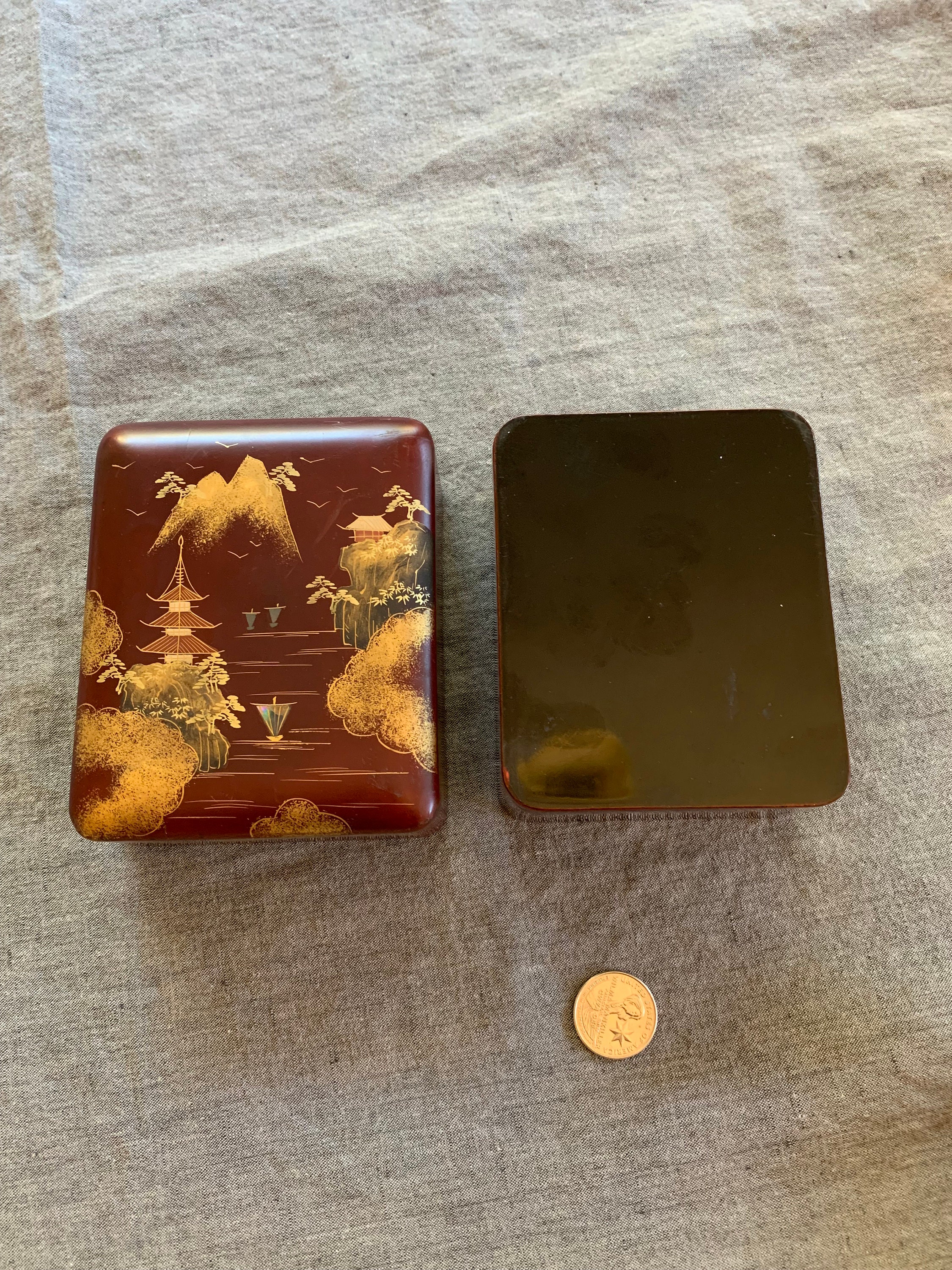 赤い漆器 金色模様 木製箱付き 工芸品