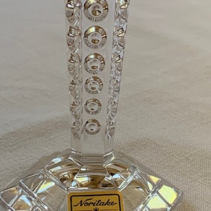 K&ouml;nnte beinhalten: Ein klares Kristallglas mit einem goldenen Etikett mit der Aufschrift "Noritake Crystal Austria".
