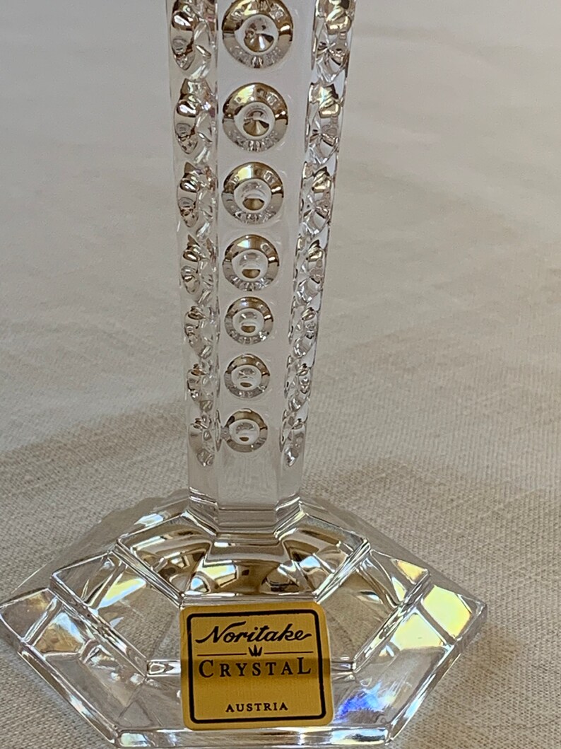 K&ouml;nnte beinhalten: Ein klares Kristallglas mit einem goldenen Etikett mit der Aufschrift "Noritake Crystal Austria".