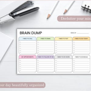 K&ouml;nnte beinhalten: Ein wei&szlig;er Brain Dump-Notizblock mit Abschnitten f&uuml;r Aufgaben wie Anrufe, E-Mails und Termine. Der Notizblock liegt auf einer wei&szlig;en Oberfl&auml;che mit einem Tacker, Bleistiften und einem Notizblock. Der Text auf dem Bild lautet "Declutter your mind" und "Keep your day beautifully organized."