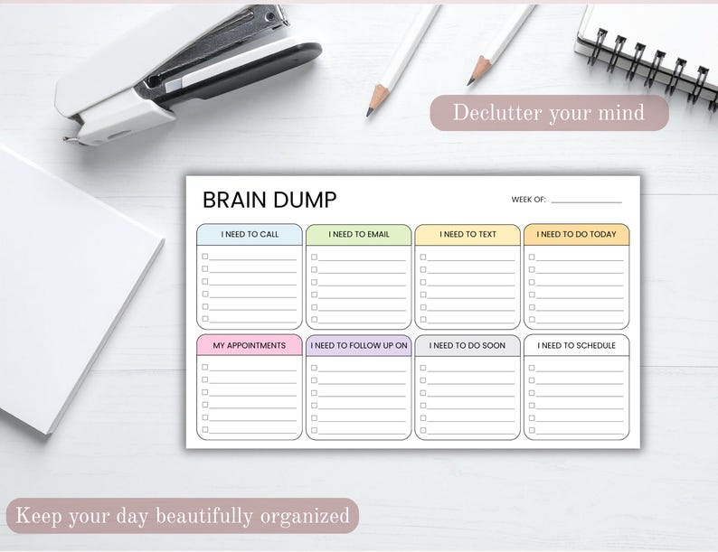 K&ouml;nnte beinhalten: Ein wei&szlig;er Brain Dump-Notizblock mit Abschnitten f&uuml;r Aufgaben wie Anrufe, E-Mails und Termine. Der Notizblock liegt auf einer wei&szlig;en Oberfl&auml;che mit einem Tacker, Bleistiften und einem Notizblock. Der Text auf dem Bild lautet "Declutter your mind" und "Keep your day beautifully organized."