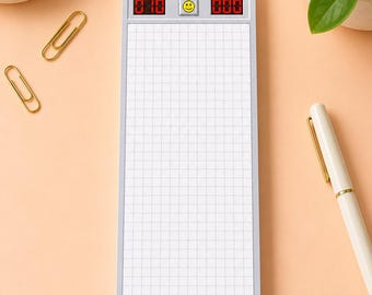 Pode incluir: Um bloco de notas retangular concebido para se assemelhar à interface do clássico jogo de computador Minesweeper. Apresenta uma barra de título azul com o texto Minesweeper, um botão de smile amarelo, contadores digitais vermelhos e uma grelha branca.