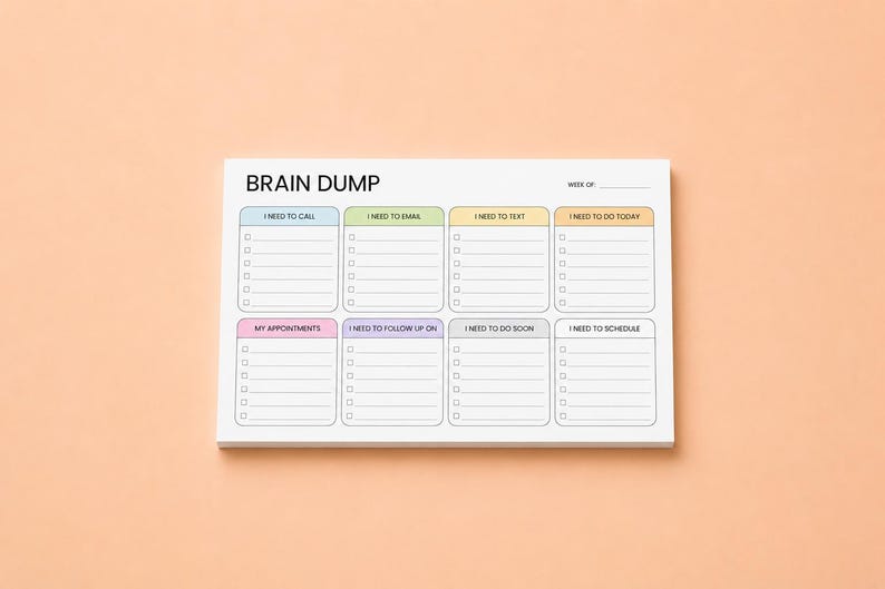 K&ouml;nnte beinhalten: Ein wei&szlig;er Notizblock mit dem Wort "BRAIN DUMP" oben. Der Notizblock ist in Abschnitte unterteilt, die mit "I NEED TO CALL", "I NEED TO EMAIL", "I NEED TO TEXT", "I NEED TO DO TODAY", "MY APPOINTMENTS", "I NEED TO FOLLOW UP ON", "I NEED TO DO SOON" und "I NEED TO SCHEDULE" beschriftet sind.