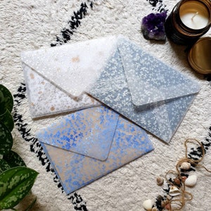 Enveloppe à motif fleurs avec carte