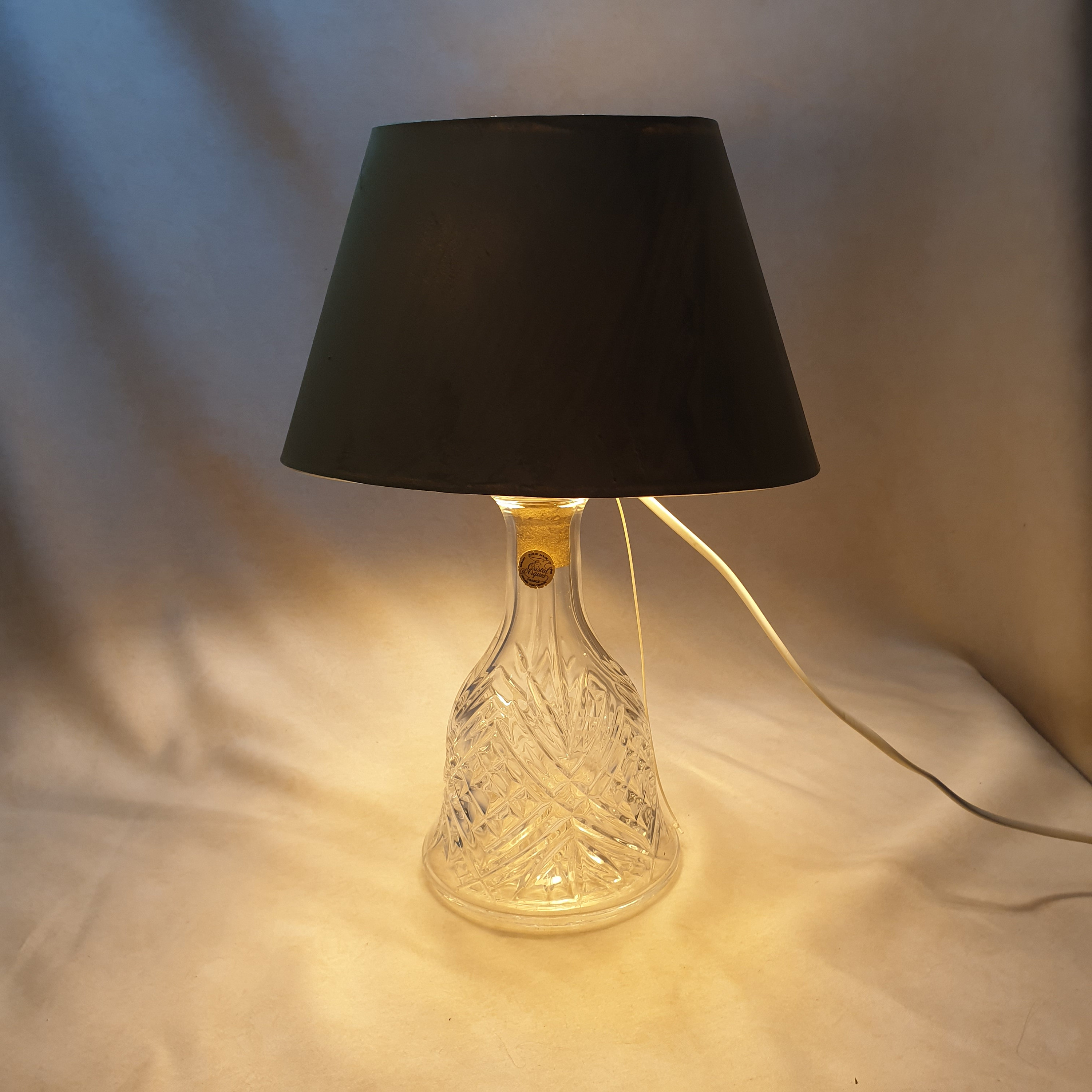 Lampe Rétro Argentée Antique Décorative Sur Une Petite Table