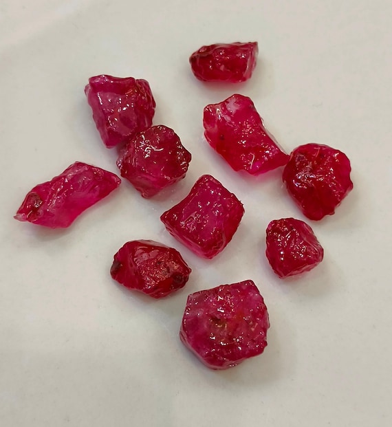 染色ビクスバイトレッドベリル原石ロット：アメリカンレッドクリスタル
