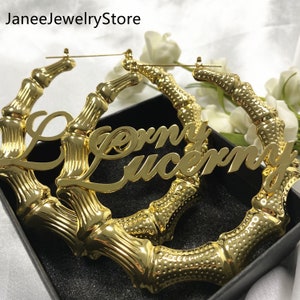 Nuovo nome Orecchini di bambù, Orecchini con nome personalizzato, Orecchini di bambù personalizzati, Orecchini personalizzati, Orecchini a cerchio di bambù grande, Orecchini con nome in oro (9 cm)