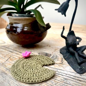 Cute lily pad crochet coaster with tiny flower