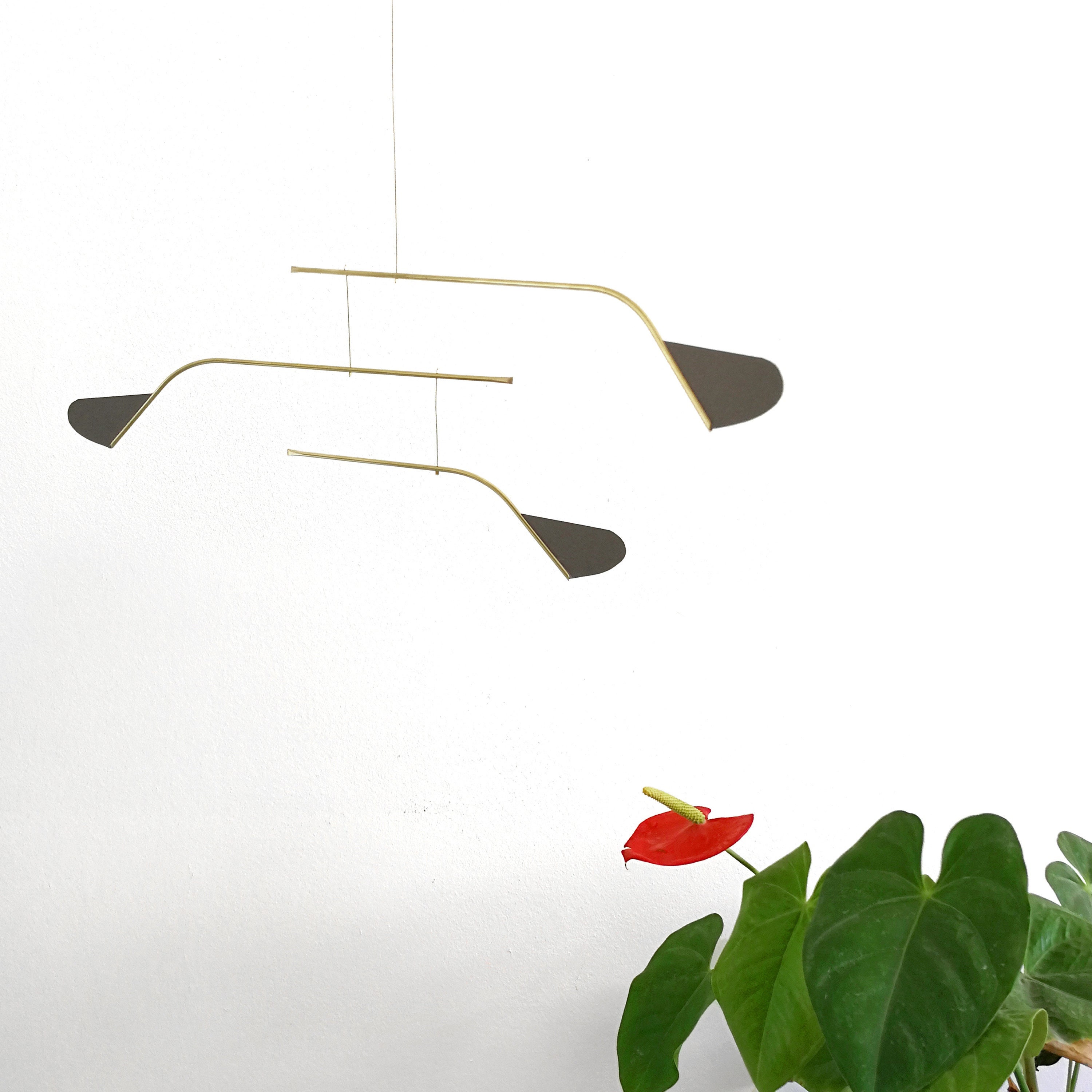 Mobile Décoratif en Laiton avec Feuilles de Papier