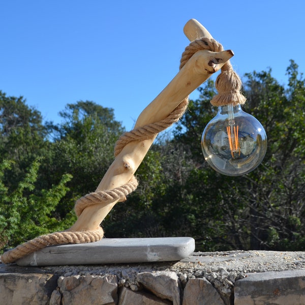 LAMPE DESIGN UNIQUE faite d’une branche d’olivier sur un socle en ciment coulé