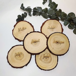 Platzkarten aus Holzscheiben / Namensschild