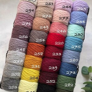 Pu&ograve; includere: Una collezione di 24 gomitoli di filo in vari colori, tra cui rosso, blu, verde, giallo, arancione, marrone e viola. Ogni gomitolo &egrave; etichettato con un numero.