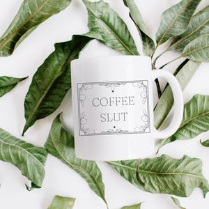 Tazza da sgualdrina del caffè - Regalo divertente per gli amanti del caffè - Tazza con umorismo per adulti - Tazza da dipendente dal caffè - Tazza offensiva - Tazza con parolacce - Regalo per bevitori di caffè - immagine 2