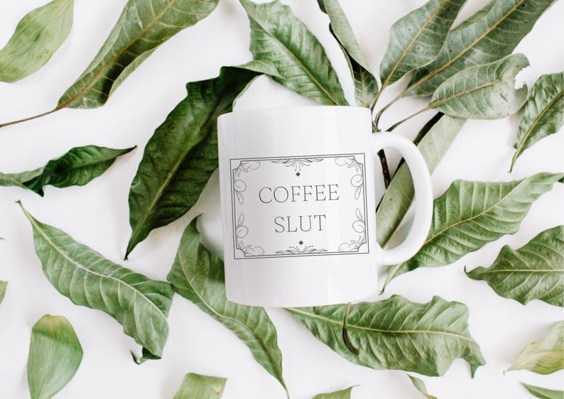 Tazza da sgualdrina del caffè - Regalo divertente per gli amanti del caffè - Tazza con umorismo per adulti - Tazza da dipendente dal caffè - Tazza offensiva - Tazza con parolacce - Regalo per bevitori di caffè - immagine 2