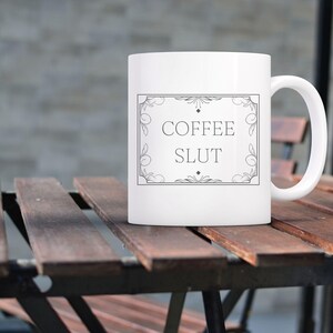 Tazza da sgualdrina del caffè - Regalo divertente per gli amanti del caffè - Tazza con umorismo per adulti - Tazza da dipendente dal caffè - Tazza offensiva - Tazza con parolacce - Regalo per bevitori di caffè - immagine 6