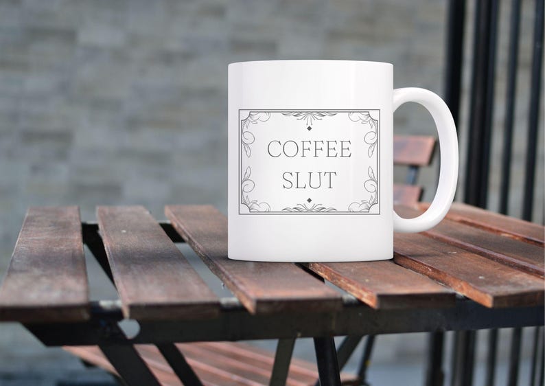 Tazza da sgualdrina del caffè - Regalo divertente per gli amanti del caffè - Tazza con umorismo per adulti - Tazza da dipendente dal caffè - Tazza offensiva - Tazza con parolacce - Regalo per bevitori di caffè - immagine 6