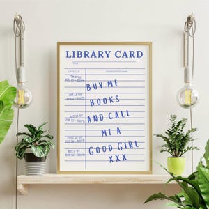 Kaufen Sie mir Bücher und nennen Sie mich eine gute Mädchen-Library Card Print - Bücherwurm Wandkunst, Vintage Ästhetik, Geschenk für Leser