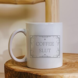 Tazza da sgualdrina del caffè - Regalo divertente per gli amanti del caffè - Tazza con umorismo per adulti - Tazza da dipendente dal caffè - Tazza offensiva - Tazza con parolacce - Regalo per bevitori di caffè - immagine 7