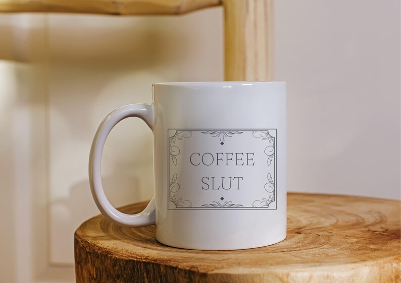 Tazza da sgualdrina del caffè - Regalo divertente per gli amanti del caffè - Tazza con umorismo per adulti - Tazza da dipendente dal caffè - Tazza offensiva - Tazza con parolacce - Regalo per bevitori di caffè - immagine 7