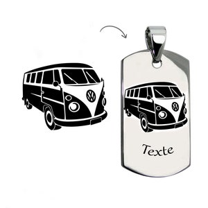 Peut inclure: Un pendentif en argent avec une silhouette noire et blanche d'un van Volkswagen. Le pendentif est en forme de plaque d'identité et porte le mot "Texte" gravé dessus.