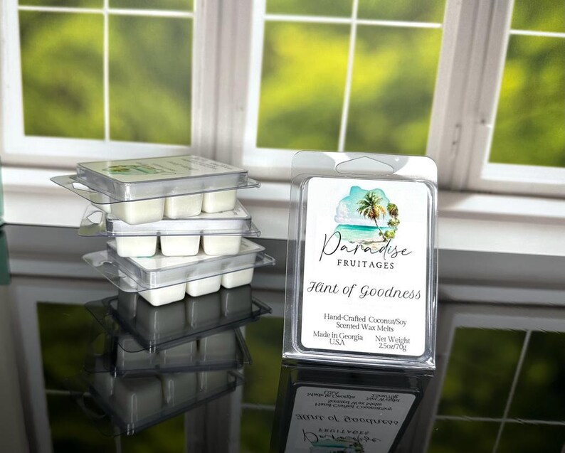 Peut inclure: Un empilement de quatre contenants en plastique transparent remplis de cubes de cire parfum&eacute;e blanche. Les contenants sont &eacute;tiquet&eacute;s "Paradise Fruitages Hint of Goodness" et pr&eacute;sentent une sc&egrave;ne de plage tropicale sur le devant. Les cubes de cire sont des cubes de cire parfum&eacute;e &agrave; la noix de coco et au soja faits &agrave; la main, fabriqu&eacute;s en G&eacute;orgie, aux &Eacute;tats-Unis. Le poids net est de 70 g.