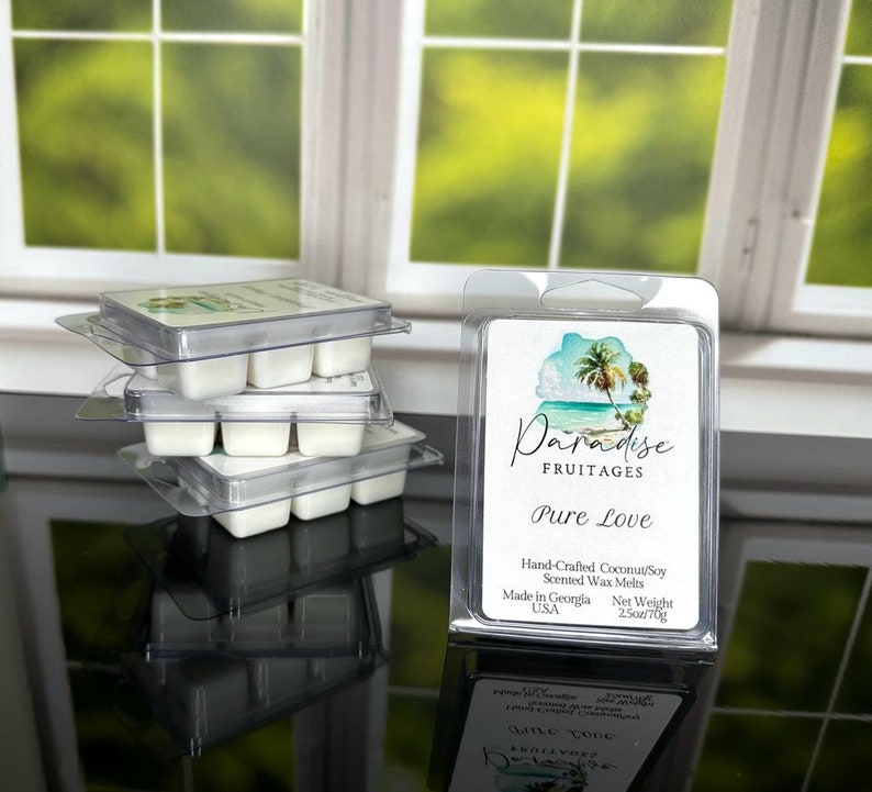 Peut inclure: Un empilement de quatre contenants transparents de cire &agrave; fondre avec un seul contenant de cire &agrave; fondre &eacute;tiquet&eacute; "Paradise Fruitages Pure Love" avec une sc&egrave;ne d'&icirc;le tropicale. L'&eacute;tiquette indique &eacute;galement "Hand-Crafted Coconut/Soy Scented Wax Melts, Made in Georgia USA, Net Weight 2.5oz/70g."