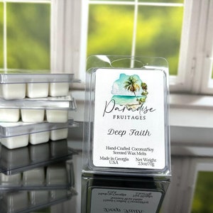 Peut inclure: Un lot de quatre cubes de cire parfum&eacute;e dans des contenants en plastique transparent. Les cubes de cire sont blancs et ont un parfum tropical. L'&eacute;tiquette sur le devant du contenant indique "Paradise Fruitages Deep Faith Hand-Crafted Coconut/Soy Scented Wax Melts Made in Georgia USA Net Weight 2.5oz/70g".