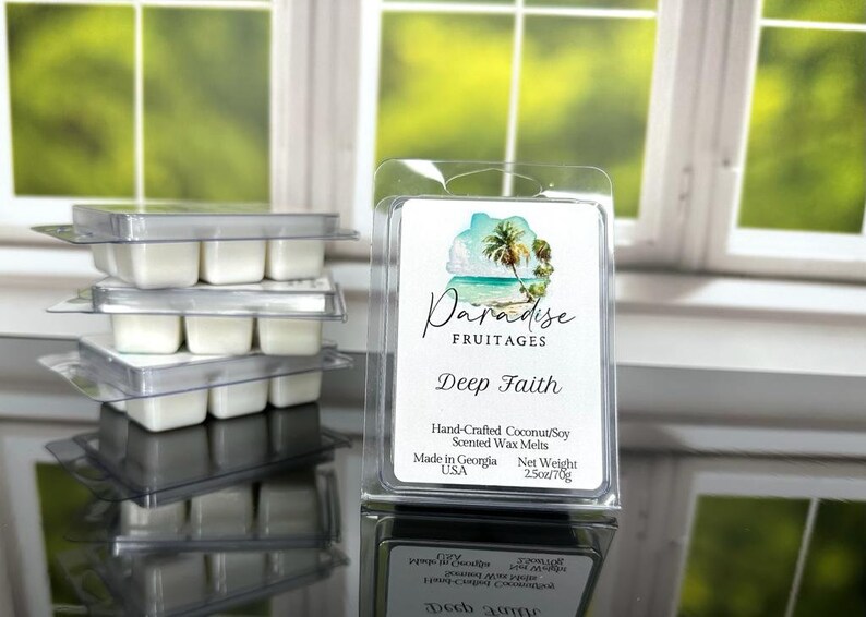 Peut inclure: Un lot de quatre cubes de cire parfum&eacute;e dans des contenants en plastique transparent. Les cubes de cire sont blancs et ont un parfum tropical. L'&eacute;tiquette sur le devant du contenant indique "Paradise Fruitages Deep Faith Hand-Crafted Coconut/Soy Scented Wax Melts Made in Georgia USA Net Weight 2.5oz/70g".