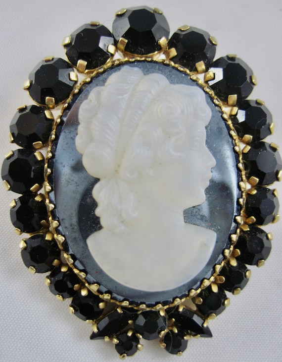 Vintage 1960s Black and Gold Costume Cameo Brooch - image 1