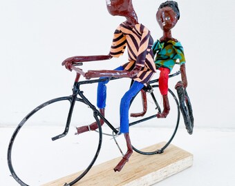 Sculpture / ornement africain fait à la main. Famille à vélo. Décoration d’intérieur durable.