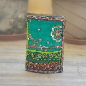 Bellissimo diario di tessuto Sari assortito di colore verde, diario fatto a mano Sari, taccuino di scrittura rilegato Sari di medie dimensioni 5 per 7, carte sfoderate