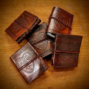 Set van 5 handgemaakte mini-notitieboekjes van leer | Vintage notitieboekjes van 7,5 x 7,5 cm | Diverse reliëfdesigns | Zaknotitieboekje, reisdagboek, cadeauset