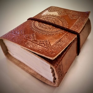 Mini dziennik Chakra Embossed Handmade Leather Bound - Niepodszyte bawełniane strony z recyklingu - Gotycki notatnik z wymiennymi wkładami - Unisex skórzany prezent