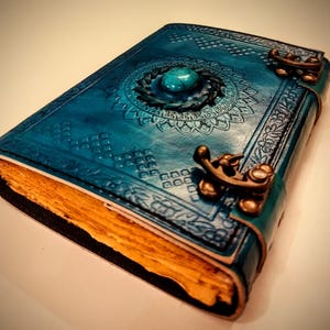 Diario in pelle blu fatto a mano con pietra turchese – Quaderno vintage ricaricabile con carta con bordo frastagliato – Diario di viaggio da 200 pagine, regalo per scrittori