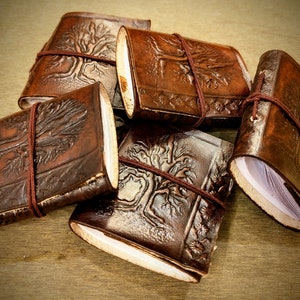 Paquete de 5 diarios de cuero hechos a mano con miniárboles - Álbum de recortes pequeño unisex - Bloc de notas de viaje de bolsillo - Regalos para colegas