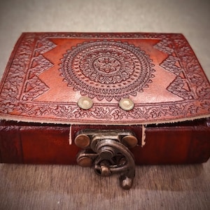Diario tascabile rilegato in pelle fatto a mano, carta riciclata ricaricabile, quaderno con stampa in rilievo Albero della vita, elefante, cammello, chakra e OM