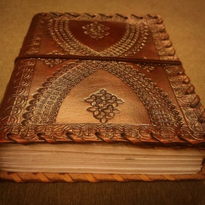 Diario di scrittura rilegato in pelle goffrata fatto a mano, quaderno da viaggio di medie dimensioni di colore marrone scuro, diario in carta riciclata ricaricabile, articolo da regalo