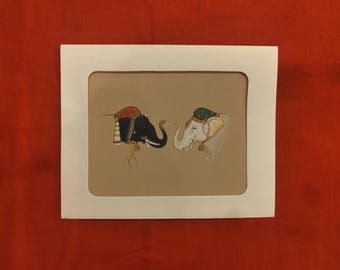 アンティーク紙に描かれた手作りのインドゾウのミニチュア絵画：野生の