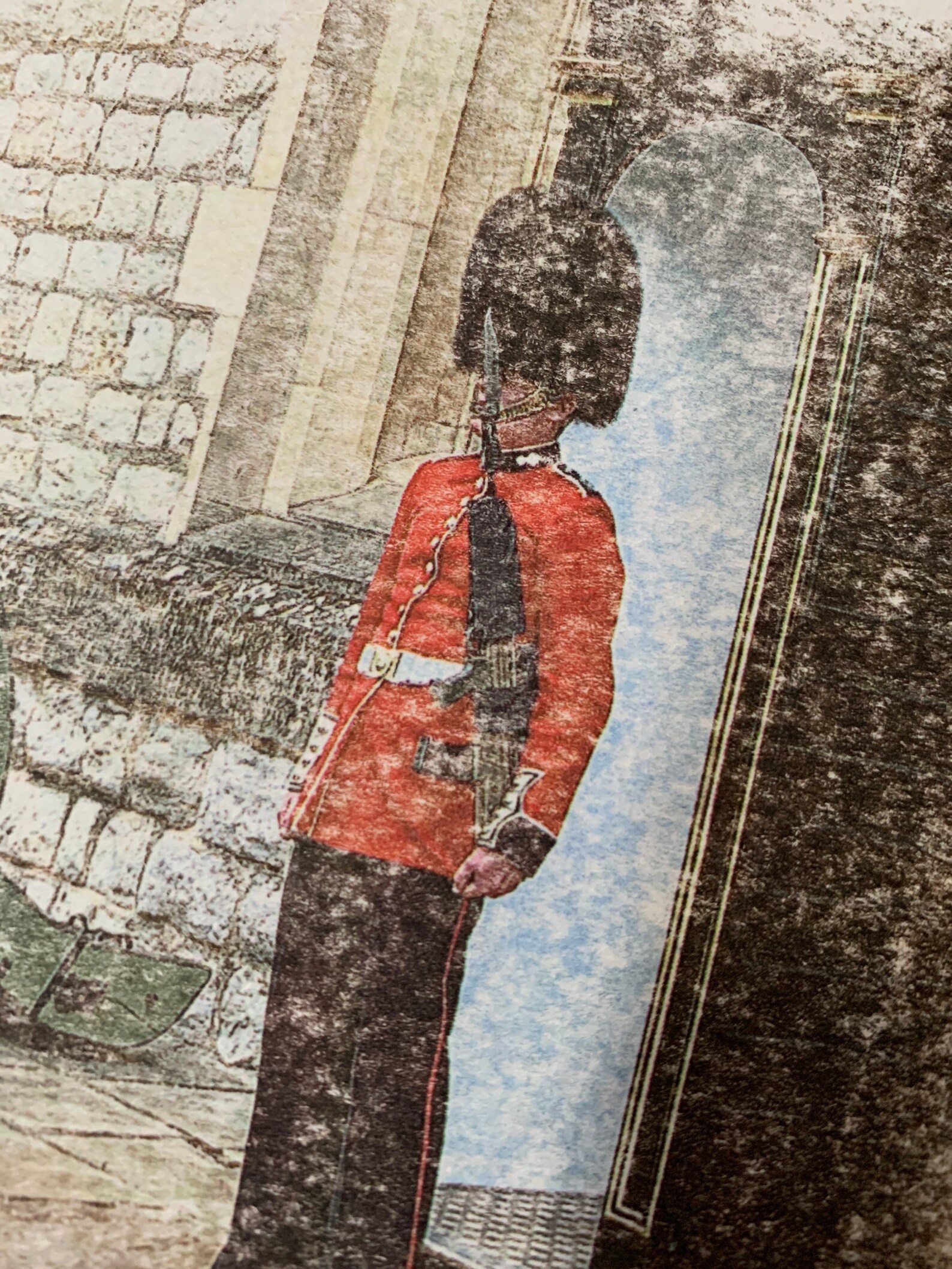 A Beefeater Stands In Front Of The Queens House At The Tower Of London It Is A Sunny Day And He Is On Guard Rwtdg8