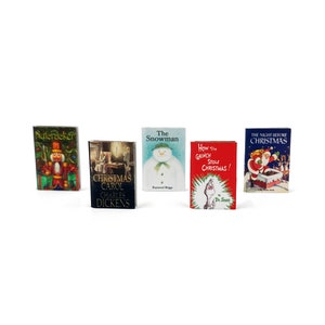 Könnte beinhalten: Eine Sammlung von sechs Miniatur-Weihnachtsbüchern, darunter "Der Nussknacker", "Eine Weihnachtsgeschichte", "Der Schneemann", "Wie der Grinch Weihnachten gestohlen hat" und "Die Nacht vor Weihnachten".