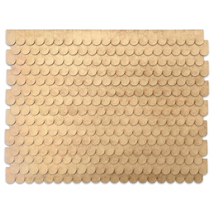 Op de afbeelding: Een vel bruin papier met een patroon van overlappende, gegolfde vormen, dat lijkt op een dak.