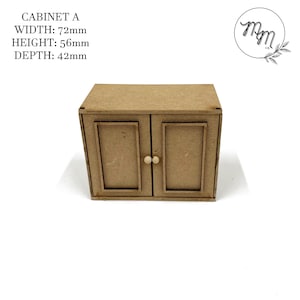 Könnte beinhalten: Ein Holzschränkchen mit zwei Türen und zwei Knöpfen. Der Schrank ist 72 mm breit, 56 mm hoch und 42 mm tief.