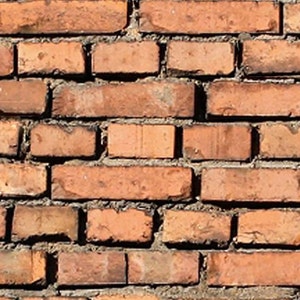 Könnte beinhalten: Nahaufnahme einer Backsteinmauer mit rotbraunen Ziegeln und dunkelgrauem Mörtel. Die Ziegel sind versetzt angeordnet.