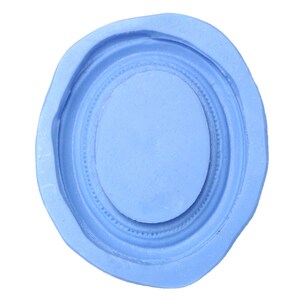 Könnte beinhalten: Eine blaue Silikonform zum Herstellen von Kunsthandwerk aus Harz. Die Form ist oval mit einem erhabenen, dekorativen Rand.
